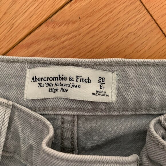 Abercrombie and Fitch High Rise 90s Relaxed Jean in Icy Grey size 6S - Picture 5 of 6